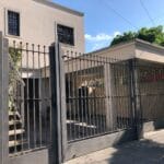 porton corredizo hierro negro instalado casa herreria a medida