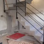 Baranda de hierro en obra durante la instalación en escalera en Temperley
