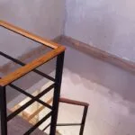 Vista desde arriba de baranda de hierro negro con pasamanos de madera en escalera, Temperley